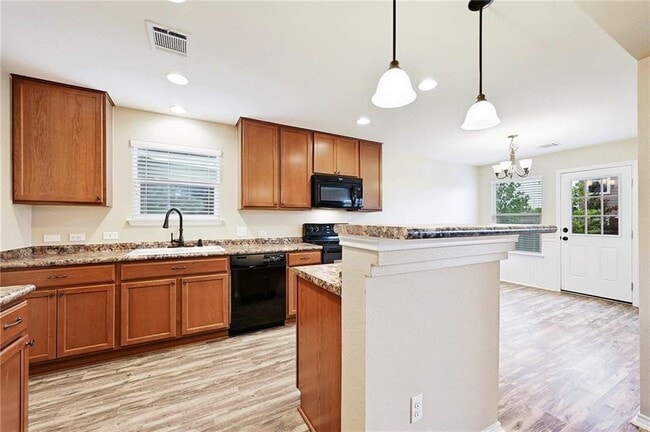 Foto del edificio - 171 Violet