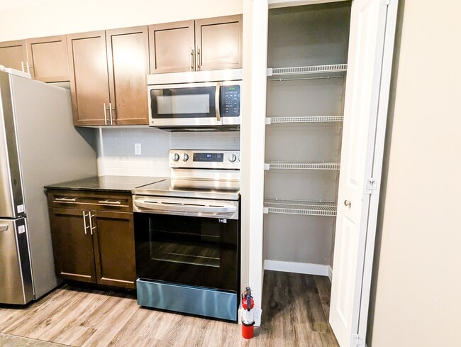 Building Photo - 20 Kincora Glen Park NW