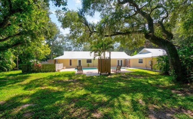 Foto del edificio - 3/2 POOL home in Harbor Estates Stuart--No HOA & Lots of Parking!