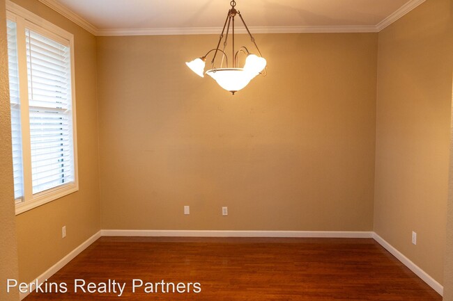 Building Photo - 5 br, 3 bath House - 321 Arrowhead Way