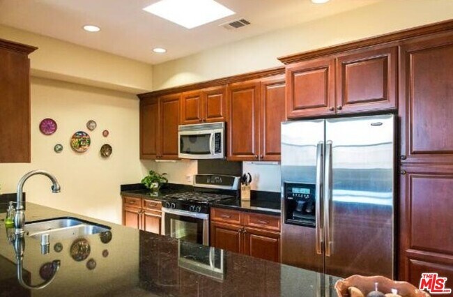 Foto del edificio - 5037 Rosewood Ave