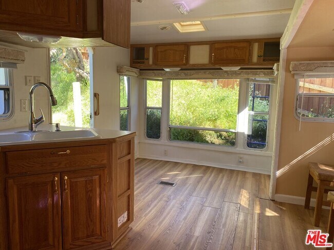 Foto del edificio - 2442 Old Topanga Canyon Rd