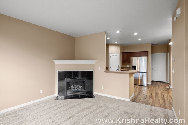 Foto del edificio - Charming Townhome In A Excellent Location!...