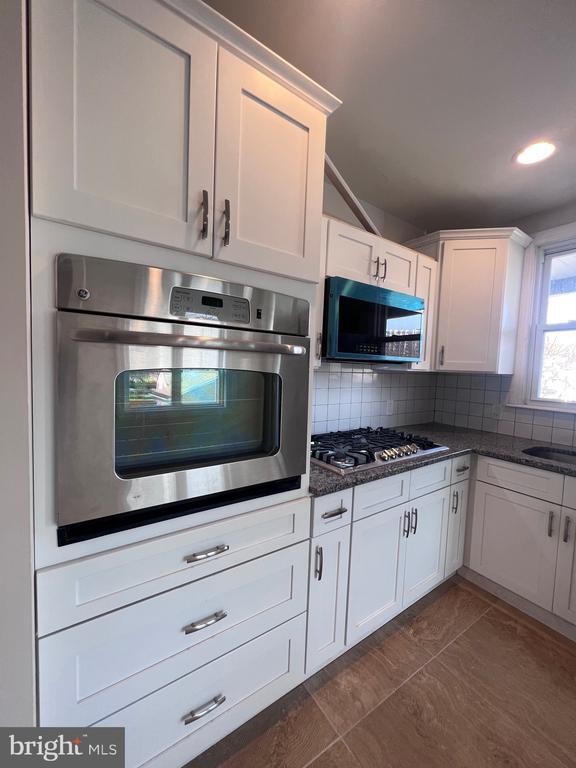 Building Photo - 587 Bath St