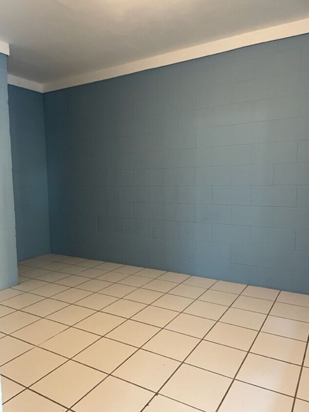 Building Photo - ESTOCO-N R Tri-Plex