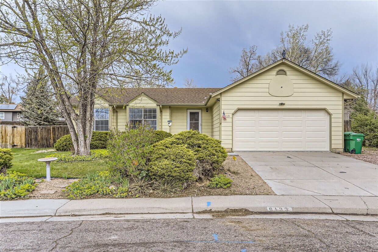 Foto principal - Spacious 5 Bedroom 2 Bath Single Family Home