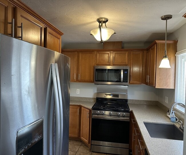 Building Photo - 396 Durfee St