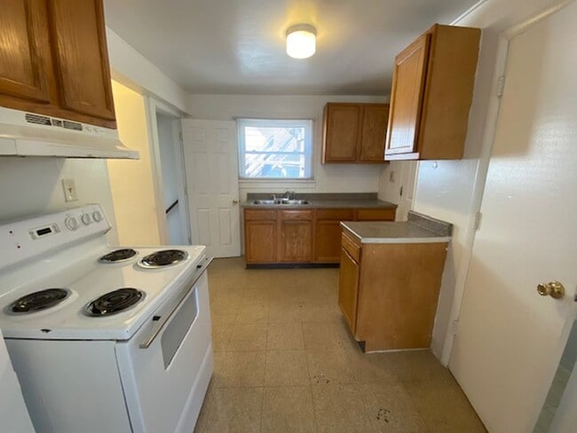 Building Photo - Welcoming 5BR/3BA with Dining Room & Laund...