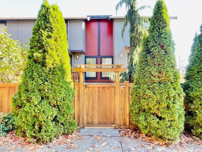 Building Photo - Contemporary 3BR Townhome with Stylish Renovation!