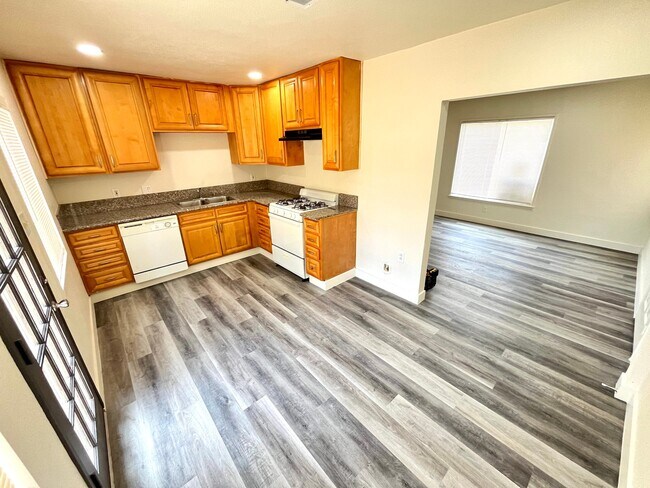 Foto del edificio - 4667 N Mayfield Ave