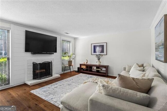 Building Photo - 1028 Riverbend Club Dr SE