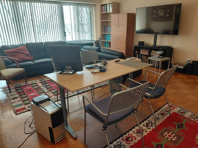 Televisor de 65 pulgadas - 1435 4th St SW