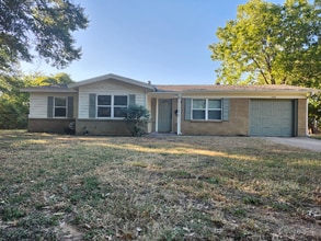 Building Photo - 1602 Ravenwood Dr