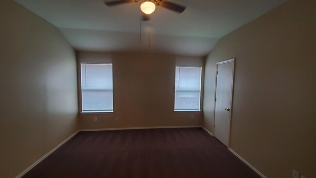 Building Photo - Spacious Lancaster Home!  Move in ready