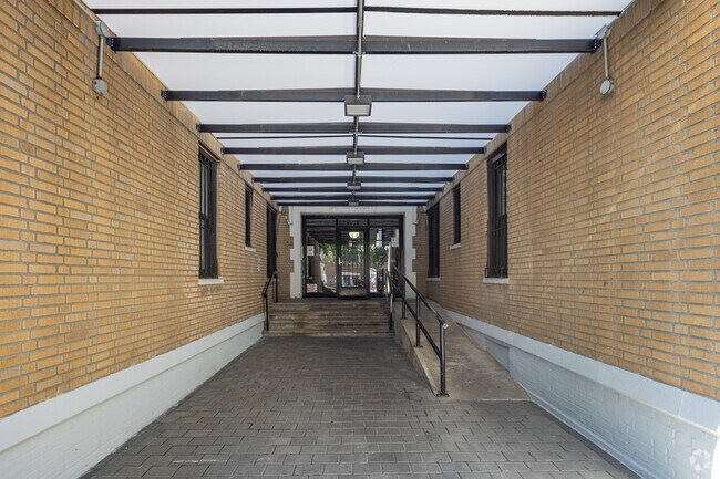 Entrada - Saint Annes Court