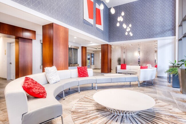 Nuestro vestíbulo estilo atrio le da la bienvenida a casa. - Twenty50