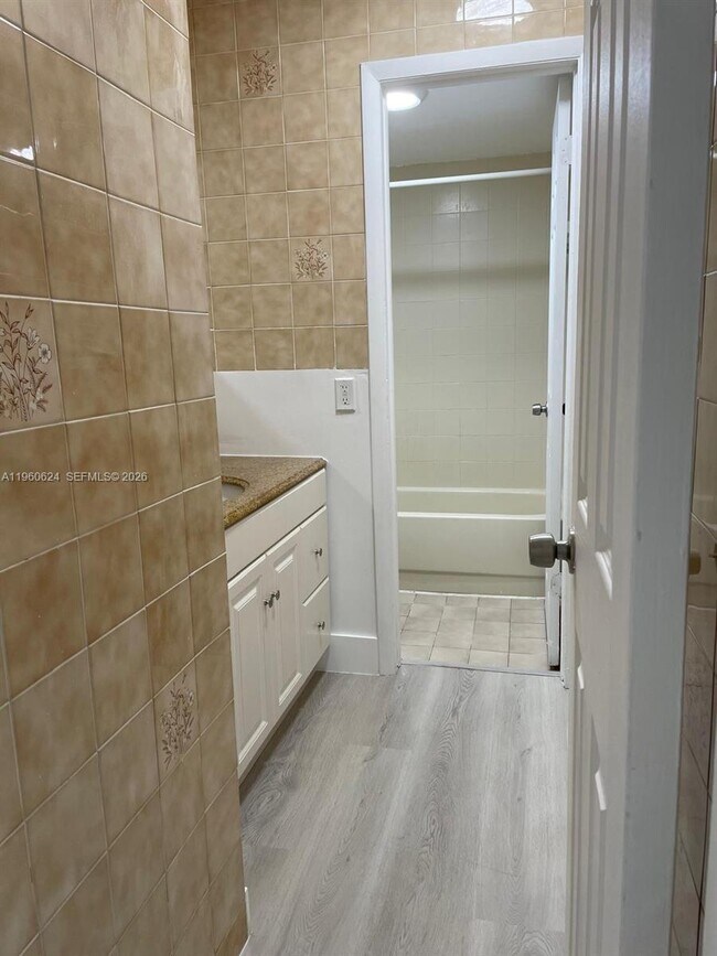 Foto del edificio - 1075 W 68th St