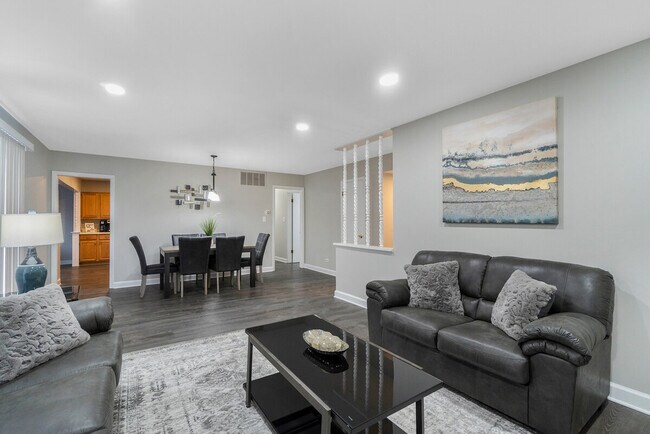 Foto del edificio - 570 E Higgins Rd