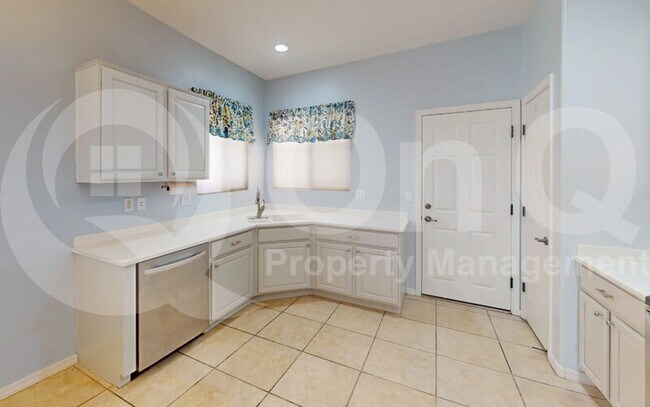 Foto del edificio - 252 W Calle Media Luz