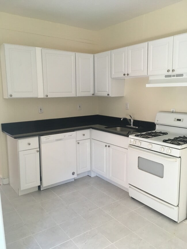 Building Photo - 14 Parkway Rd