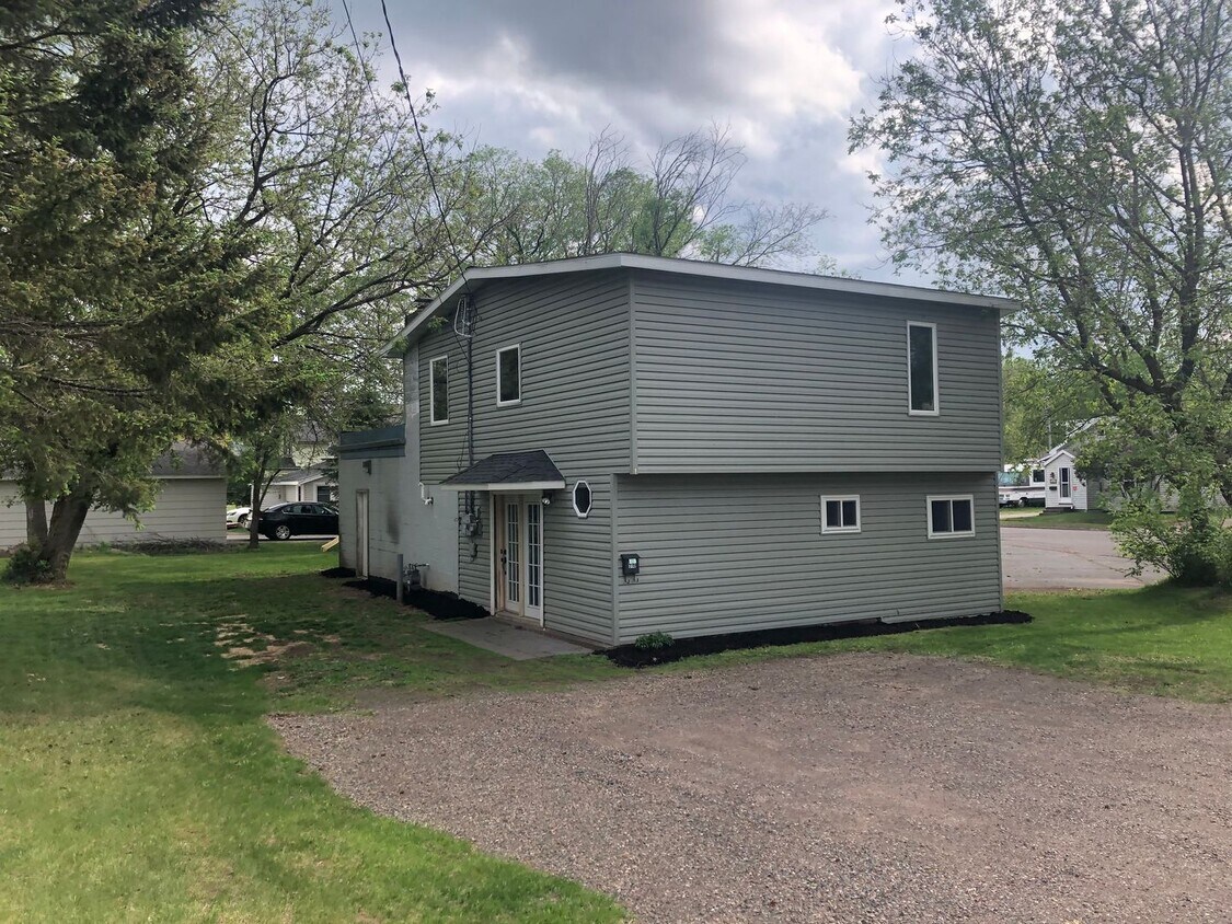 Foto principal - Charming 3-Bedroom Cloquet Home with Spaci...