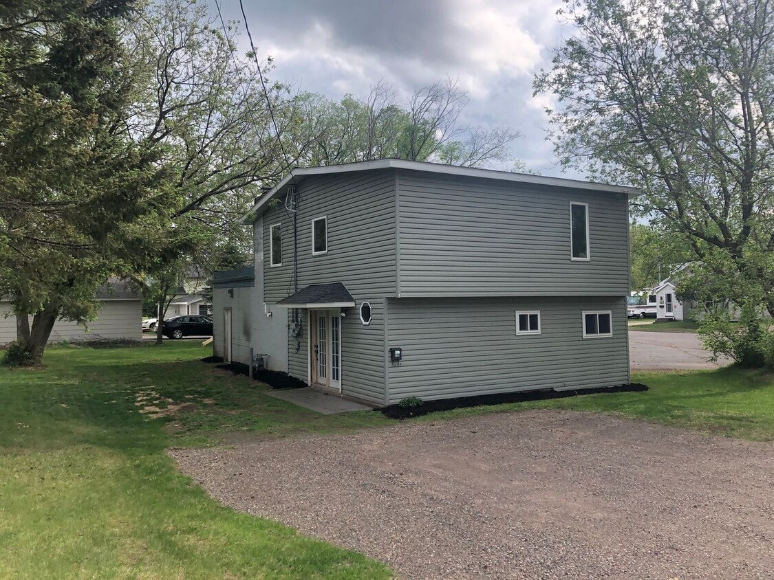 Primary Photo - Charming 3-Bedroom Cloquet Home with Spaci...
