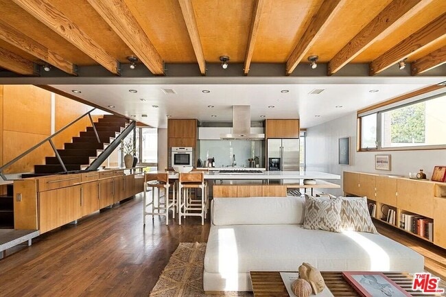 Building Photo - 724 Superba Ave