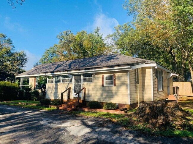 Building Photo - 122 Mandeville Ave
