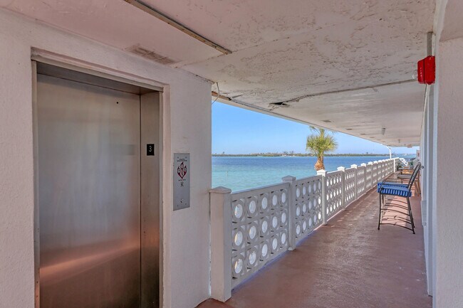 Foto del edificio - 761 John Ringling Blvd