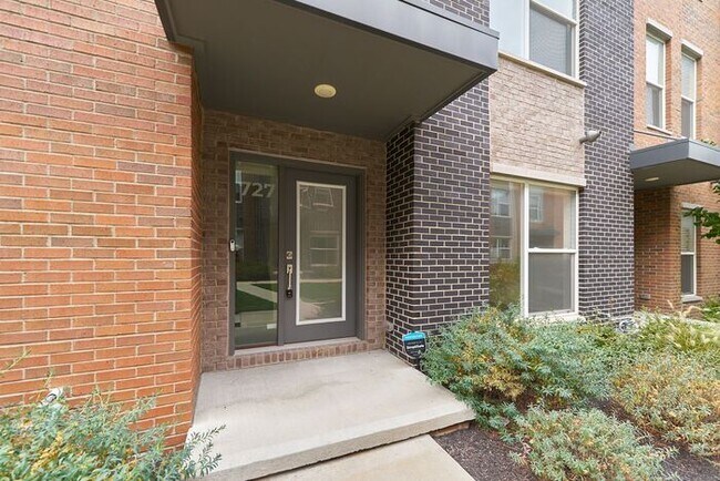 Foto del edificio - Like New Townhome With Your Own Rooftop Views of Downtown Indy!