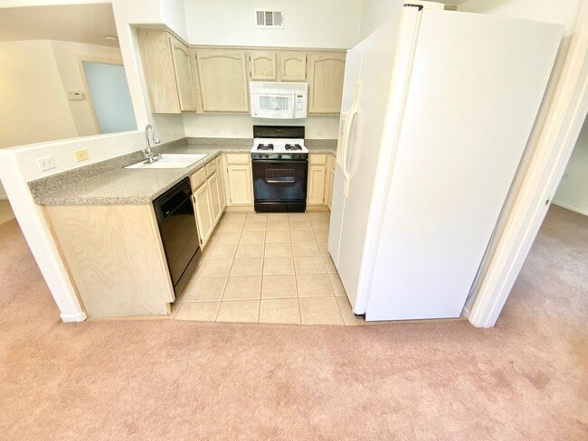 Building Photo - LOVELY 2 BEDROOM, 2 BATHROOM FIRST FLOOR C...