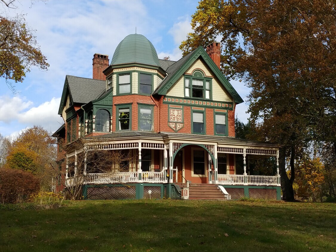 Primary Photo - 462 Lime Rock Rd