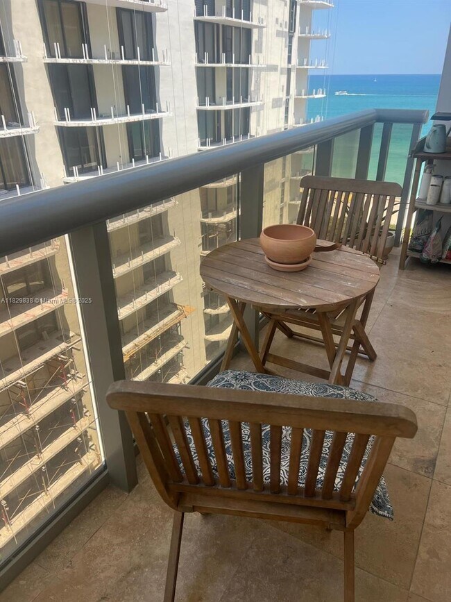 Foto del edificio - 6039 Collins Ave