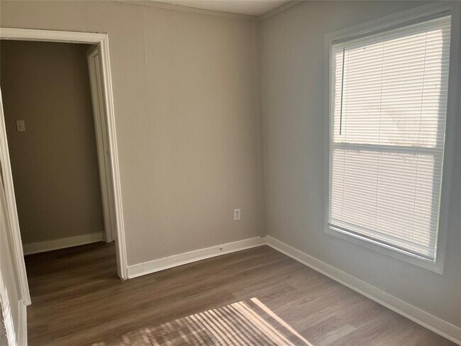 Foto del edificio - 1317 Bernard St