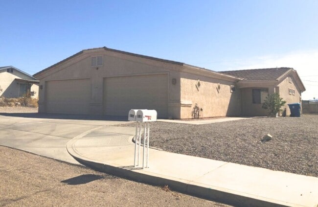Building Photo - 2690 Palisades Dr
