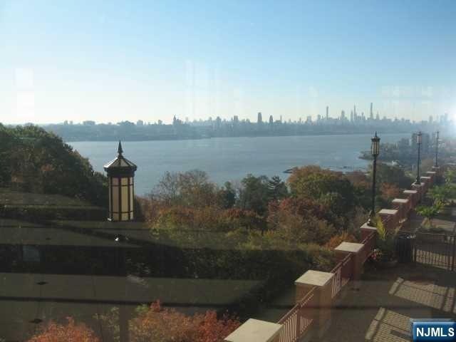 Foto del edificio - 100 Old Palisade Rd