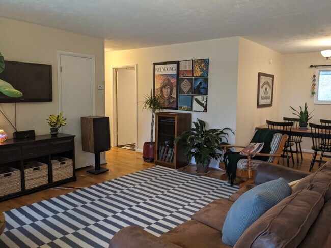 Sala de estar con muebles - 3039 Dow Dr