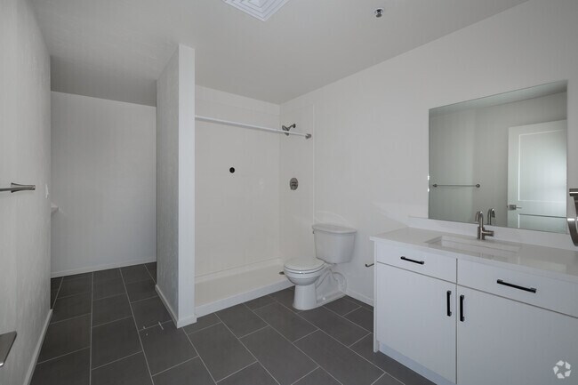 1 habitación, 1 baño - 590 pies cuadrados - Baño - The Broadmoor