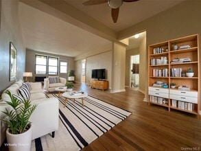 Building Photo - 25-34 Crescent St