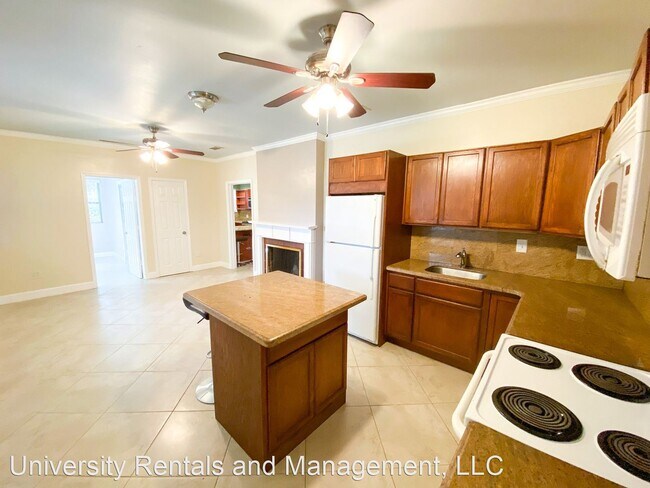 Building Photo - 4 br, 3 bath House - 2124 NW 7th Place