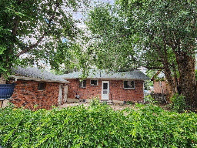 Building Photo - Large Duplex with Garage