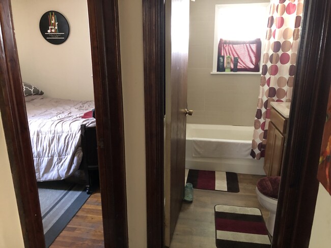 Área de pasillo/entrada al baño - 272 Willowdale Rd