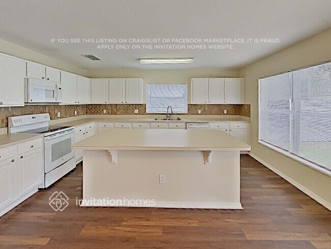 Foto del edificio - 611 Rosselli Blvd