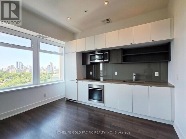 Building Photo - 111 St Clair Ave W