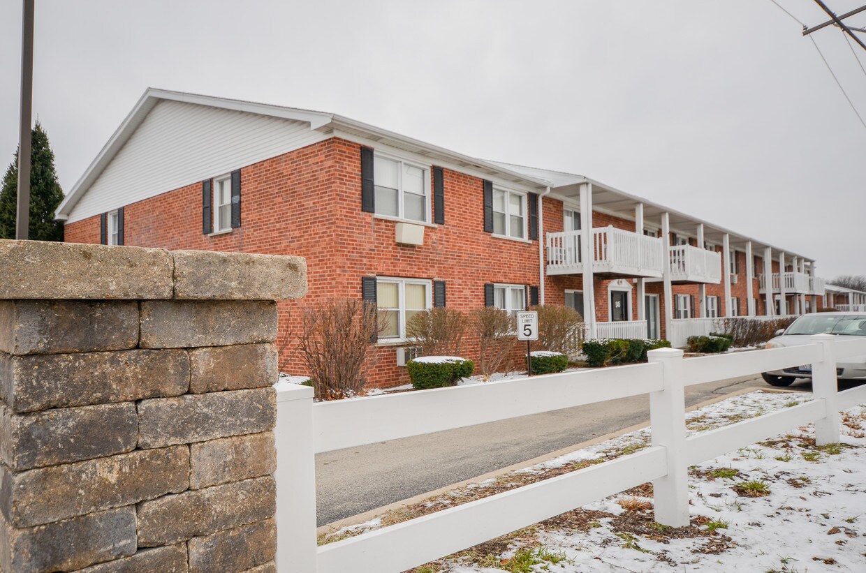 Maple Grove Condominium Rentals Apartments in Lisle, IL