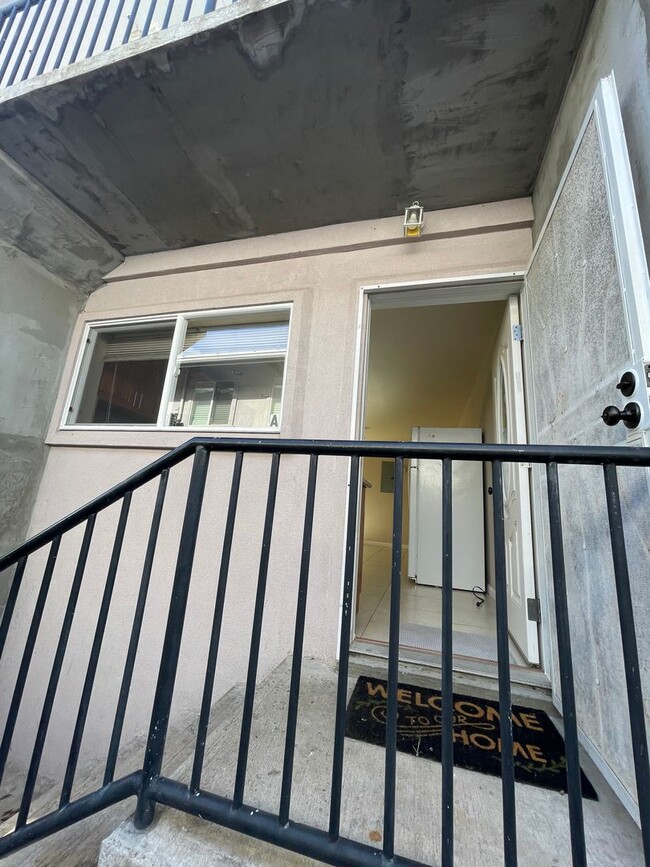 Building Photo - 3 bed/2 bath unit in Salt Lake!