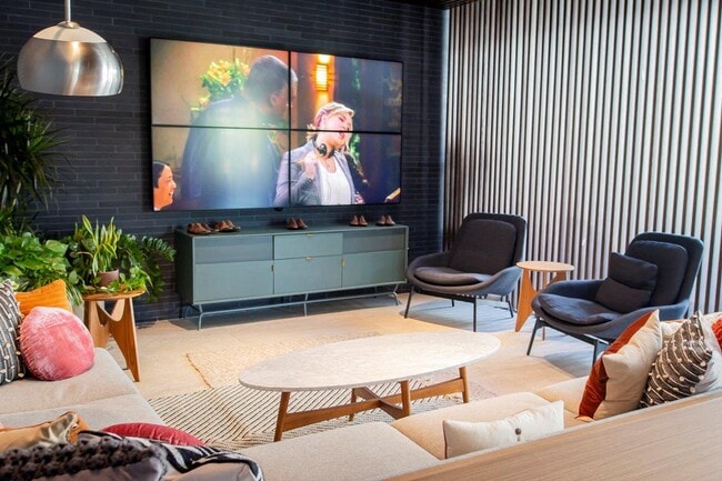 Building Photo - Trovita Rio