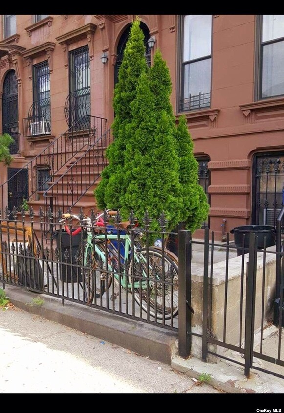 Primary Photo - 200 Hart St