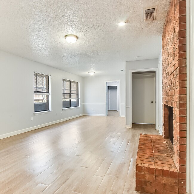Building Photo - 2404 Kingsford Ct