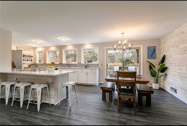 Building Photo - 3 Bed 1.5 Bath Pittsford STUNNER $3250